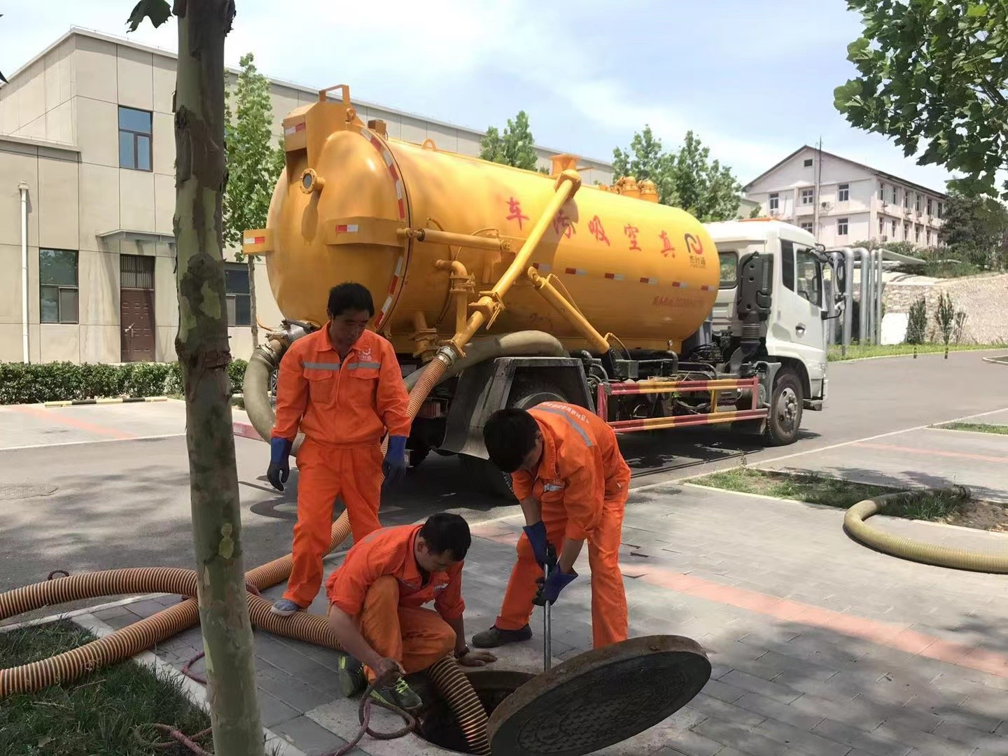 大路镇管道疏通车停在窨井附近