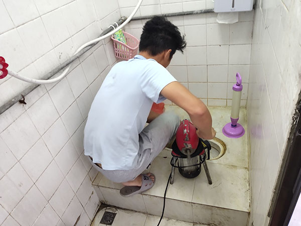 大路镇管道堵塞冒臭气 专业师傅现场解决问题
